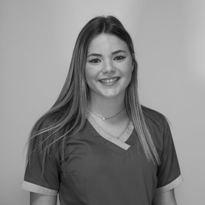 Portret van Noa Trost, tandartsassistente bij De Krokodil